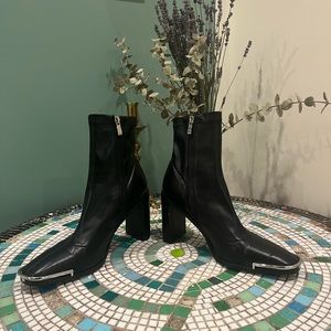 Women’s boots with silver flare